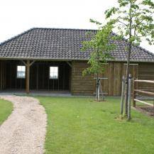 Schuur met carport